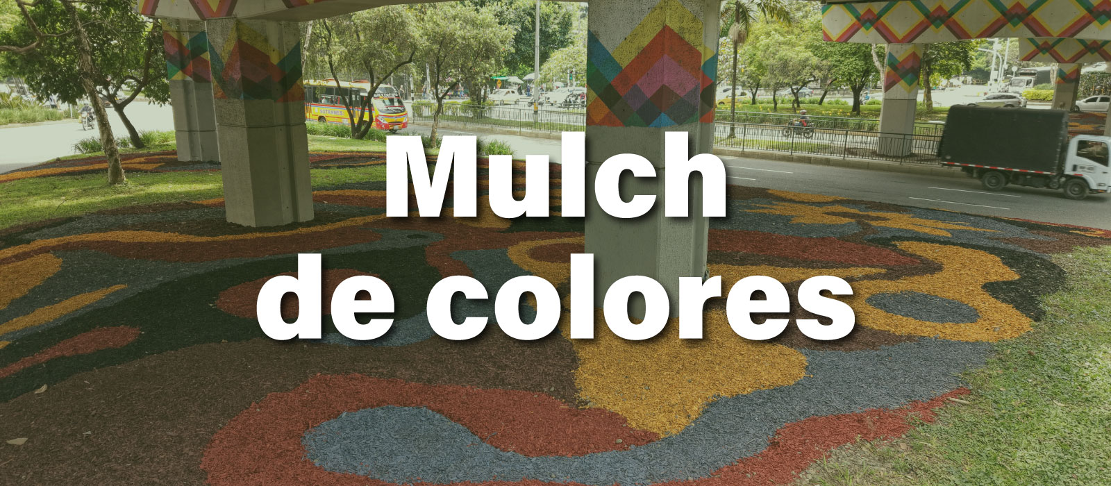 Paisajismo urbano con mulch de colores y vegetación ornamental en Medellín.