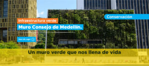Fachada del edificio del Consejo de Medellín con infraestructura verde y jardín vertical cubriendo gran parte de la superficie.