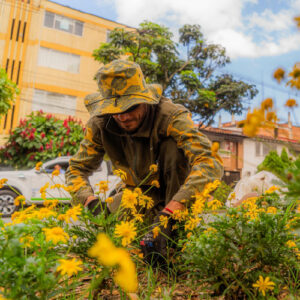 jardineros del jardin botanico para la conservacion de zonas verdes en medellín